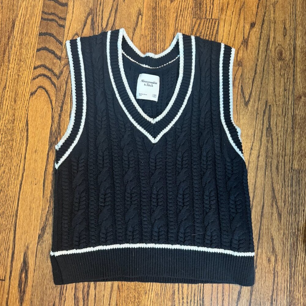 Abercrombie Cropped V-Neck Sweater Vest | Black - Picture 2 of 4
